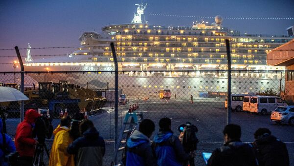حافلة تصل بالقرب من سفينة دايموند برنسيس حيث تم تسجيل إصابة عشرات الركاب بفيروس كورونا في اليابان - سبوتنيك عربي