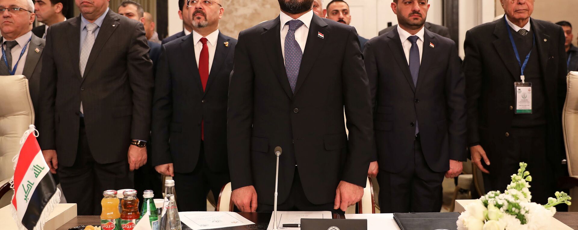 رئيس البرلمان العراقي محمد الحلبوسي يحضر جلسة طارئة للبرلمانيين العرب لمناقشة خطة سلام الرئيس الأمريكي دونالد ترامب في عمان بالأردن - سبوتنيك عربي, 1920, 14.05.2022
