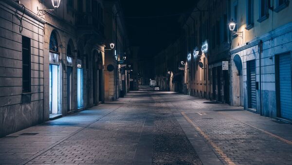 شارع فارغ في الليل في سان فيورانو إحدى البلدات التي أغلقت أبوابها بسبب تفشي فيروس كورونا في إيطاليا - سبوتنيك عربي