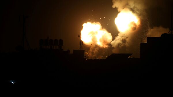 لهب ودخان خلال الضربات الجوية الإسرائيلية في جنوب قطاع غزة في 23 شباط/ فبراير 2020 - سبوتنيك عربي