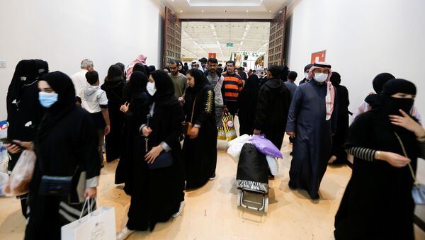 سكان محليون يرتدون كمامات واقية من فيروس كورونا في العاصمة البحرينية المنامة - سبوتنيك عربي