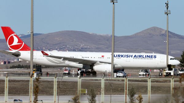  سيارات الإسعاف حول طائرة للخطوط الجوية التركية قادمة من طهران بعد هبوطها في مطار إسنبوغا الدولي  - تركيا - سبوتنيك عربي