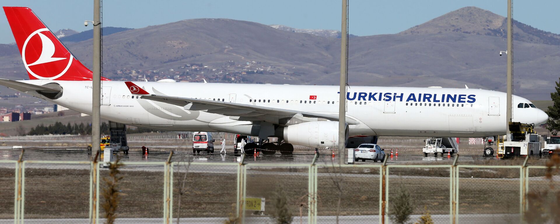  سيارات الإسعاف حول طائرة للخطوط الجوية التركية قادمة من طهران بعد هبوطها في مطار إسنبوغا الدولي  - تركيا - سبوتنيك عربي, 1920, 04.06.2021