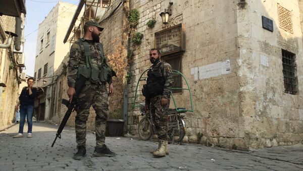 جنود من الجيش السوري يقفون حرسًا في أحد شوارع حلب بسوريا - سبوتنيك عربي