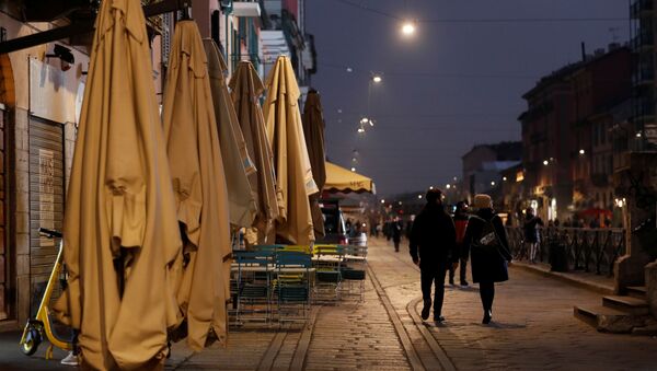 إغلاق الحانات والمحلات في مدينة ميلانو الإيطالية بعد تفشي فيروس كورونا المستجد - سبوتنيك عربي
