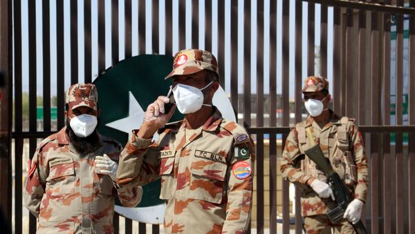 جنود باكستانيون خلال عمليات فحص المشتبه في إصابتهم بفيروس كورونا الجديد - سبوتنيك عربي
