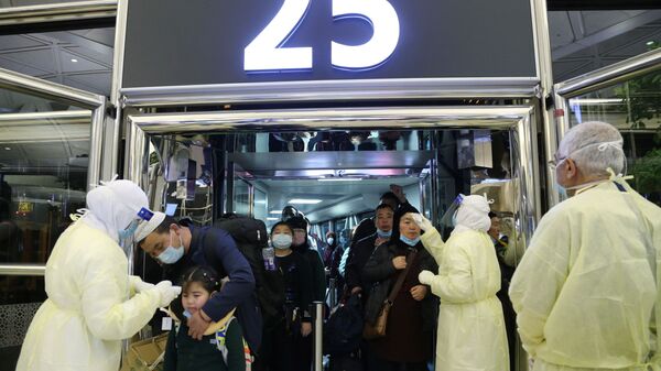 موظفو وزارة الصحة السعودية يقومون بفحص المسافرين القادمين من الصين لدى وصولهم إلى مطار الملك خالد الدولي في الرياض لمنع فيروس كورونا الجديد  - سبوتنيك عربي