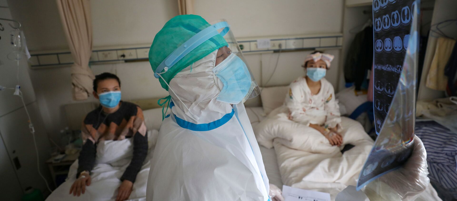 طبيب يتفقد الآشعة المقطعية لمرضى بفيروس كورونا في مدينة ووهان الصينية - سبوتنيك عربي, 1920, 30.05.2021