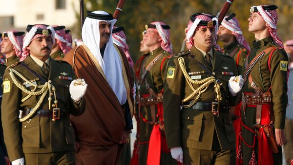 أمير قطر الشيخ تميم بن حمد آل ثاني يستعرض حرس الشرف البدوي في مطار الملكة علياء الدولي في عمان في الأردن  - سبوتنيك عربي