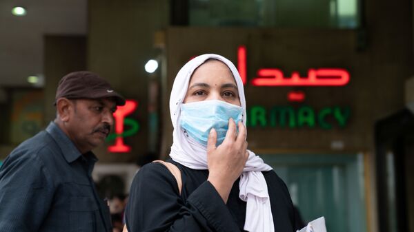 امرأة ترتدي كمامة طبية في الكويت، بعد اندلاع فيروس كورونا المستجد، 25 فبراير/ شباط 2020 - سبوتنيك عربي