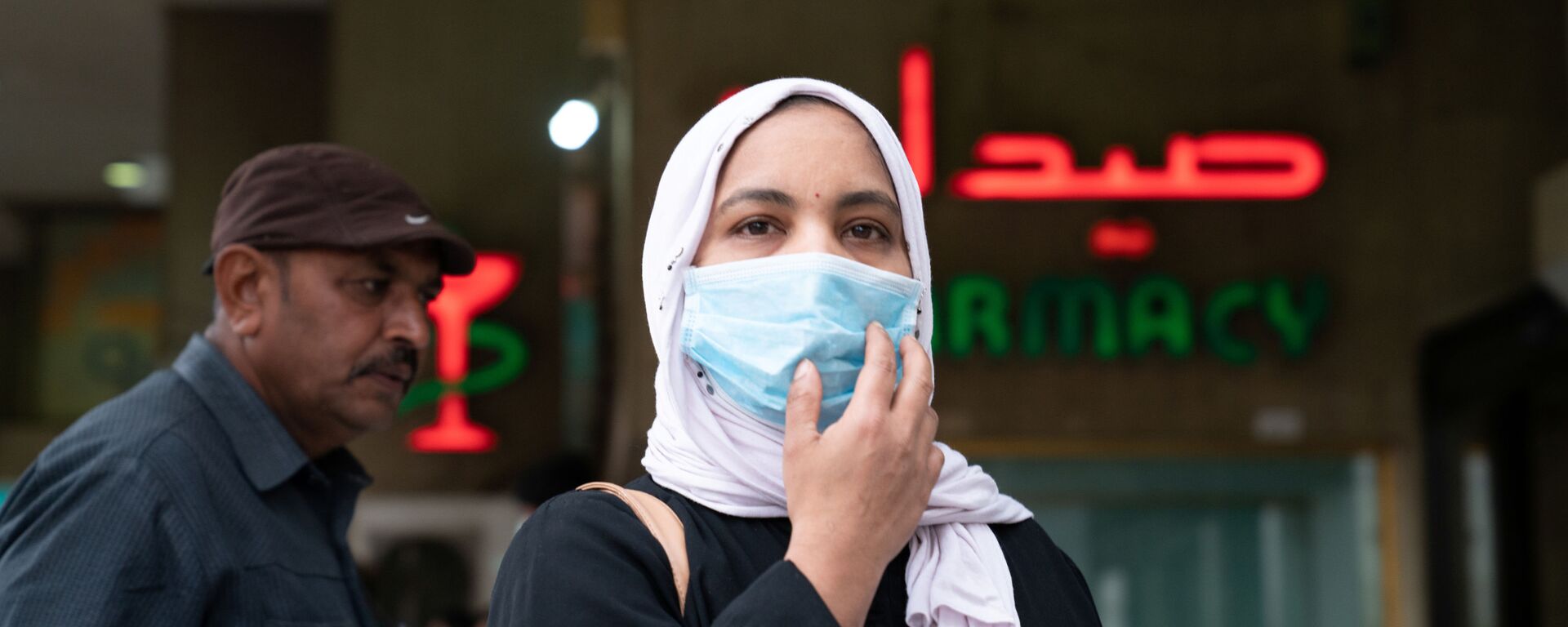 امرأة ترتدي كمامة طبية في الكويت، بعد اندلاع فيروس كورونا المستجد، 25 فبراير/ شباط 2020 - سبوتنيك عربي, 1920, 24.01.2022