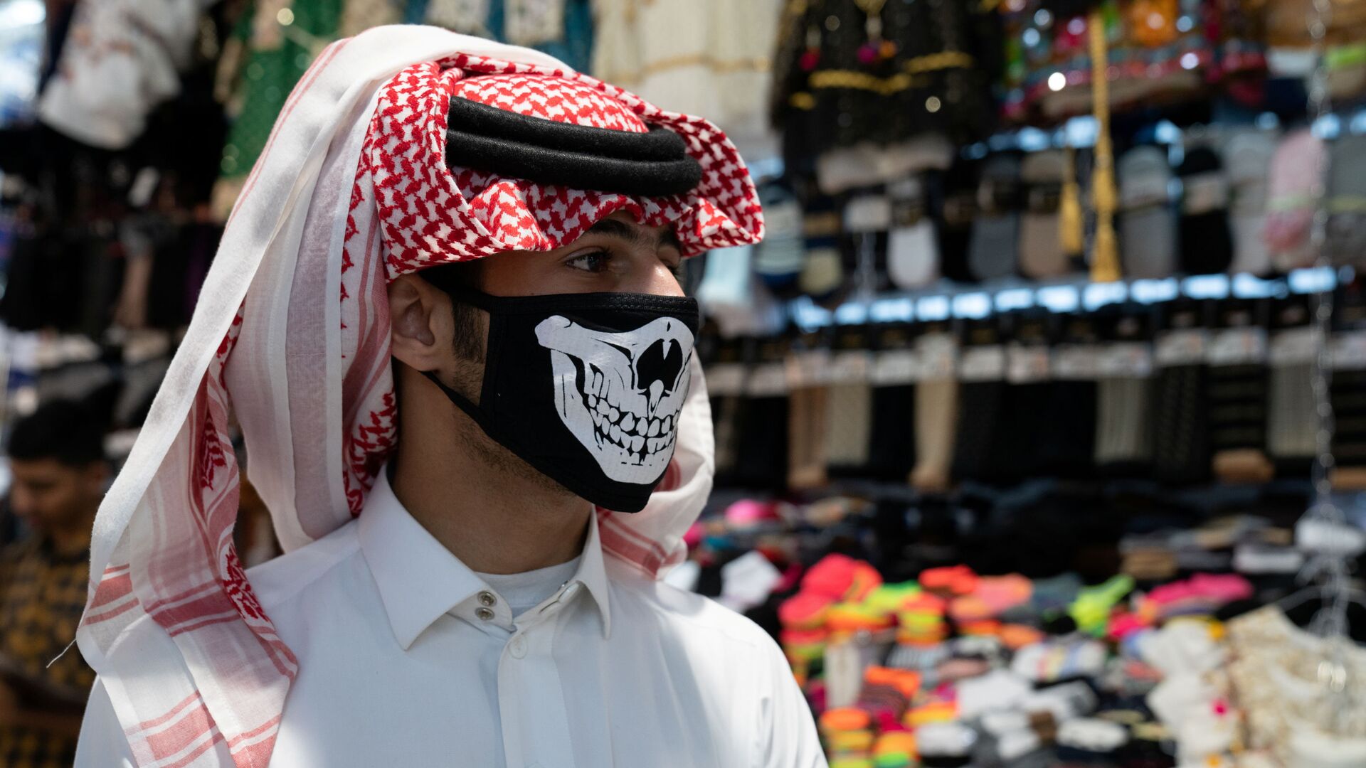 رجل يرتدي قناع الوجه الواقي في أعقاب اندلاع فيروس كورونا الجديد في الكويت - سبوتنيك عربي, 1920, 05.12.2021
