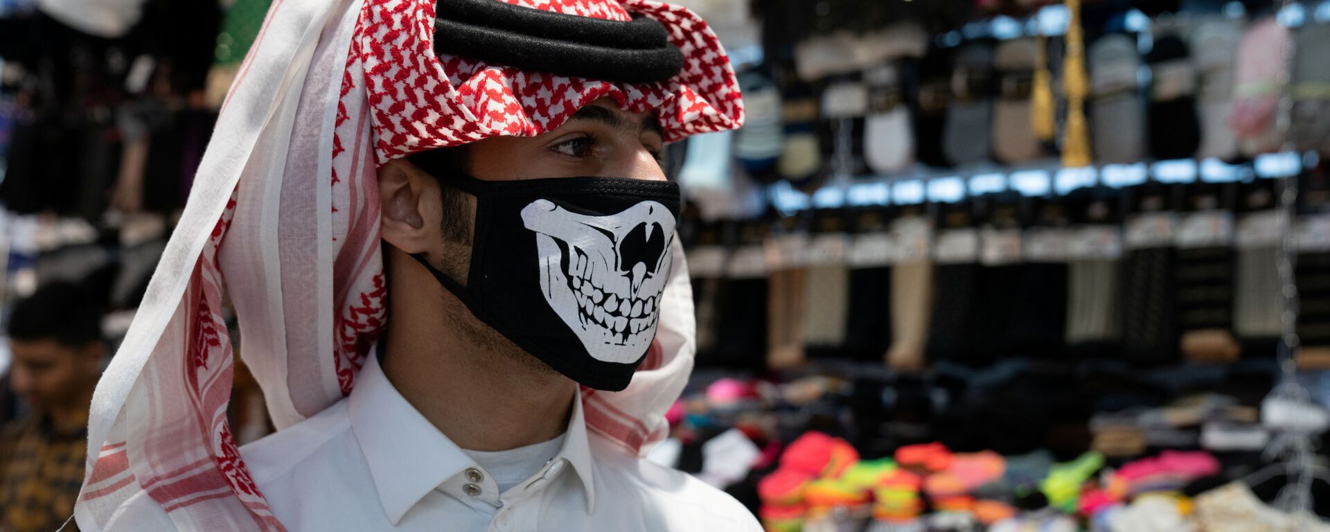 رجل يرتدي قناع الوجه الواقي في أعقاب اندلاع فيروس كورونا الجديد في الكويت - سبوتنيك عربي, 1920, 07.02.2021
