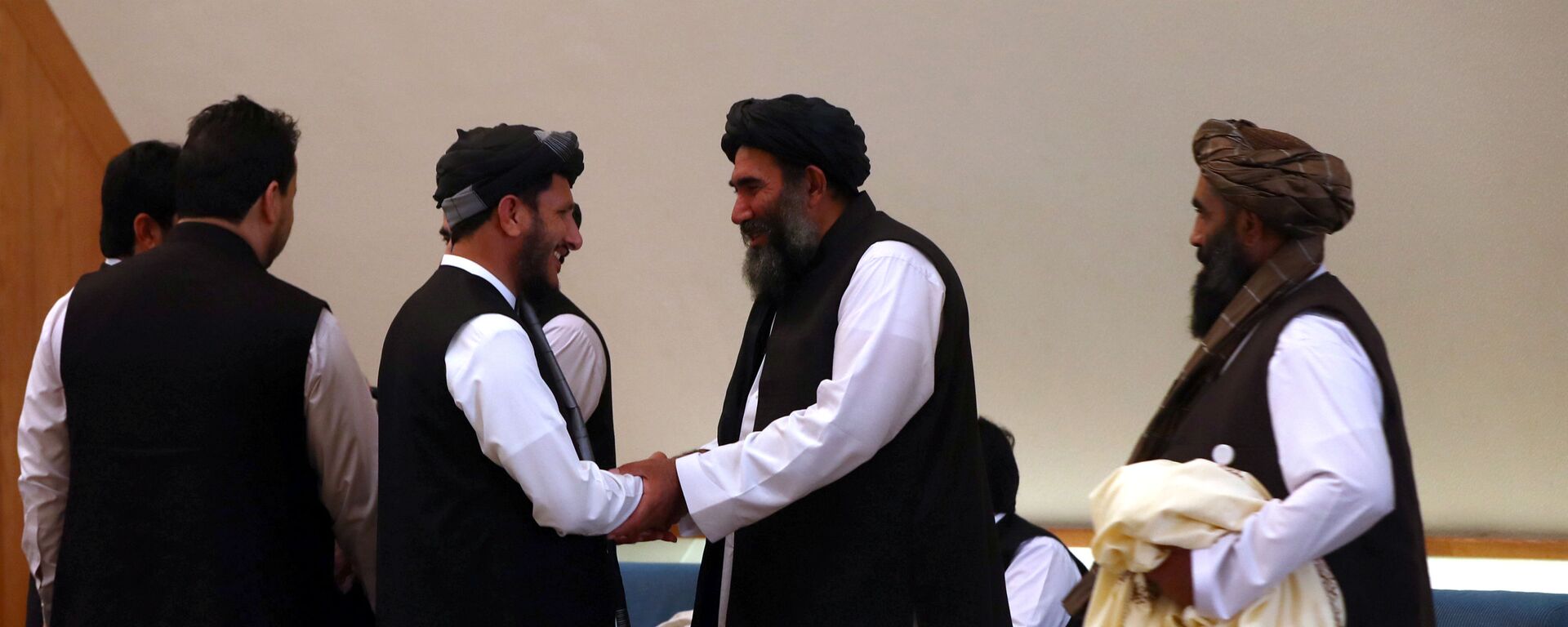 أعضاء وفد طالبان الأفغاني يجتمعون قبل توقيع اتفاق بينهم وبين المسؤولين الأميركيين في الدوحة - سبوتنيك عربي, 1920, 06.03.2021