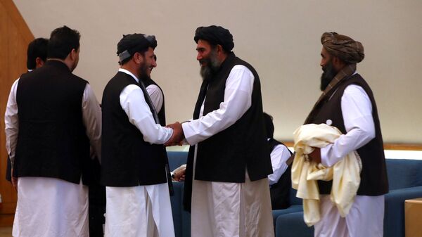أعضاء وفد طالبان الأفغاني يجتمعون قبل توقيع اتفاق بينهم وبين المسؤولين الأميركيين في الدوحة - سبوتنيك عربي