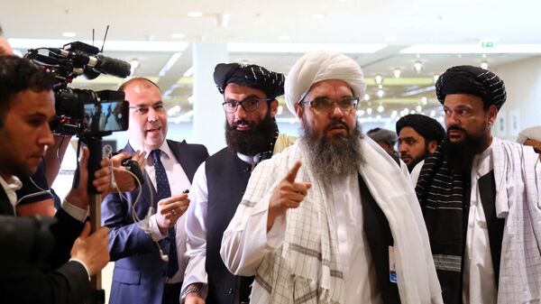 يتحدث أعضاء وفد طالبان الأفغاني إلى وسائل الإعلام قبل توقيع اتفاق بينهم وبين المسؤولين الأمريكيين في الدوحة - سبوتنيك عربي