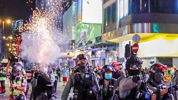 أطلقت شرطة مكافحة الشغب الغاز المسيل للدموع لتفريق المتظاهرين المناهضين للحكومة بعد اشتباك في مونغ كوك في هونغ كونغ  - سبوتنيك عربي