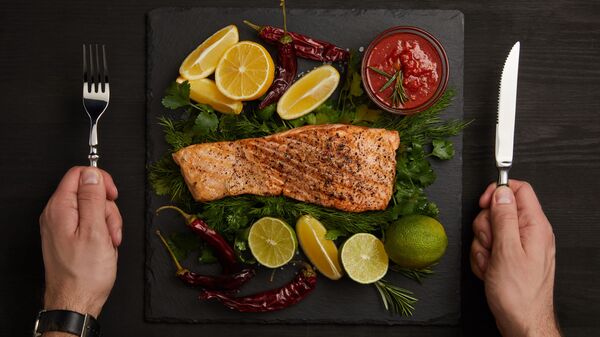 شريحة سمك السلمون مع الخضراوات - سبوتنيك عربي