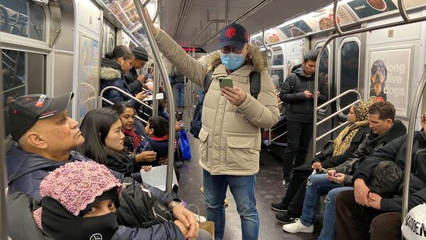 شخص يرتدي كمامة واقية داخل مترو الأنفاق في نيويورك - سبوتنيك عربي