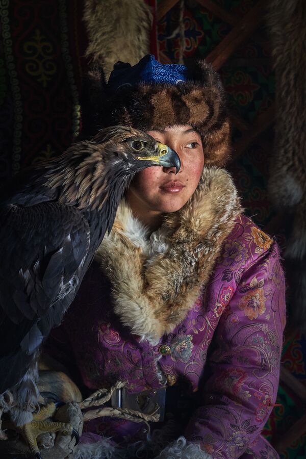 صورة بعنوان صائدة النسور الشابة في كازاخستان، للمصور كياو بو بو هان من ميانمار، الحائزة على الجائزة الوطنية (لميانمار) في المسابقة العالمية سوني للتصوير لعام 2020  - سبوتنيك عربي