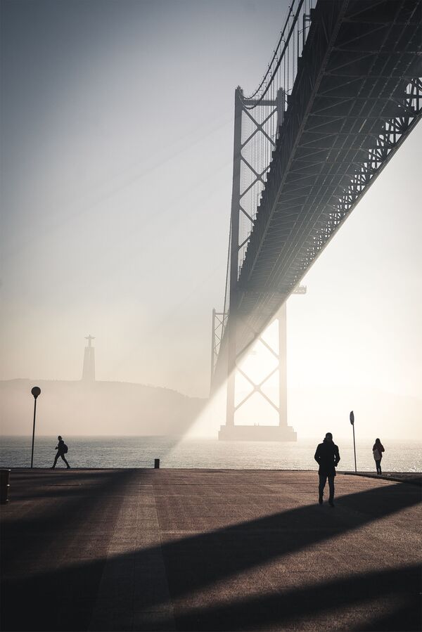 صورة بعنوان لعبة ظلال في لشبونة بالبرتغال، للمصور جاسيك باتورا، الحائزة على الجائزة الوطنية (بولندا) في المسابقة العالمية سوني للتصوير لعام 2020 - سبوتنيك عربي