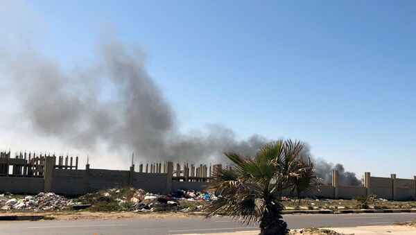 دخان يتصاعد من مطار معيتيقة بعد تعرضه لهجوم في طرابلس - سبوتنيك عربي