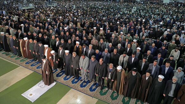 المرشد الأعلى في إيران آية الله على خامنئي يؤم المصليين في صلاة الجمعه في طهران - سبوتنيك عربي