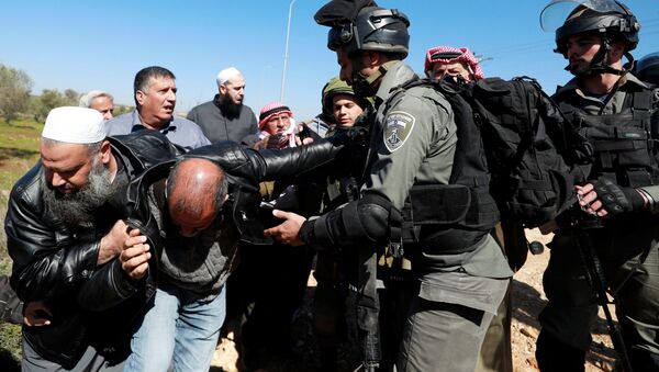 يتظاهر الفلسطينيون احتجاجًا على الجرافات الإسرائيلية التي تجرف الأراضي في الضفة الغربية المحتلة  - سبوتنيك عربي
