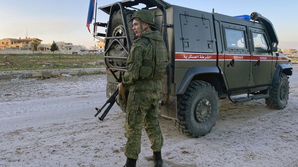 جندي من الشرطة العسكرية الروسية يقوم بدوريات في المنطقة القريبة من بلدة سراقب التي حررتها القوات الحكومية السورية في محافظة إدلب في سوريا - سبوتنيك عربي