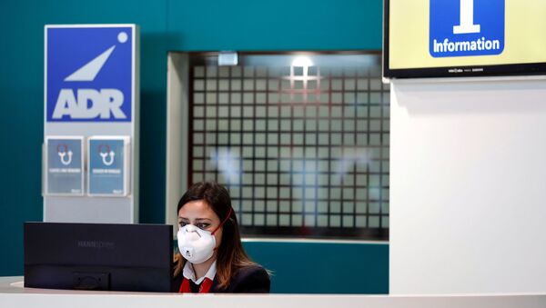 موظفة ترتدي قناعا واقيا في مطار فيوميتشينو في روما بعد أن تأكد ظهور أولى حالات الإصابة بفيروس كورونا في إيطاليا  - سبوتنيك عربي
