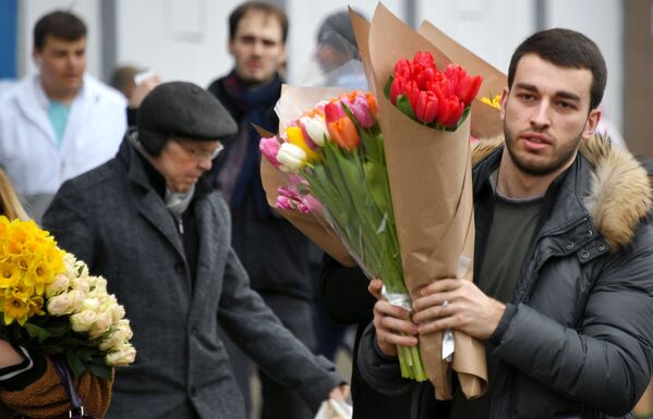 رجل يشتري باقة زهور بمناسبة يوم المرأة العالمي، 8 مارس/ آذار - سبوتنيك عربي