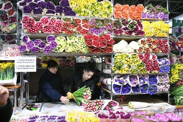 استعدادات المحلات لبيع الزهور بمناسبة يوم المرأة العالمي، 8 مارس/ آذار، موسكو - سبوتنيك عربي