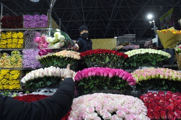 استعدادات المحلات لبيع الزهور بمناسبة يوم المرأة العالمي، 8 مارس/ آذار، موسكو - سبوتنيك عربي