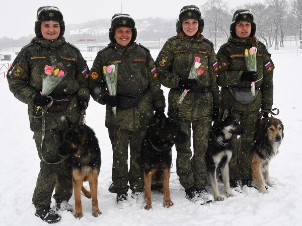 تهنئة النساء العسكريات بمناسبة يوم المرأة العالمي، 8 مارس/ آذار، في أوسوريسك الروسية - سبوتنيك عربي