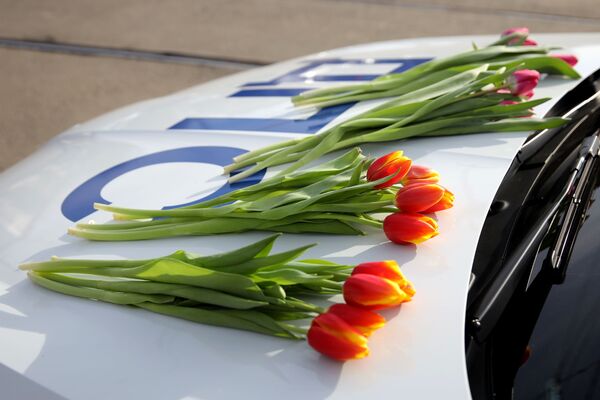 رجال الشرطة والمرور يهنئون النساء بمناسبة يوم المرأة العالمي، 8 مارس/ آذار، كراسنودار الروسية - سبوتنيك عربي