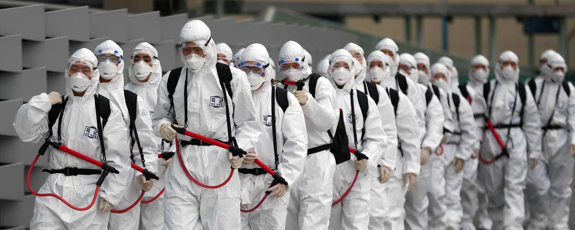 جنود من كوريا الجنوبية يرتدون أزياء واقية خاصة خلال تنفيذ اجراءات الوقاية للحد من انتشار فيروس كورونا COVID-19 في كوريا الجنوبية، 29 فبراير 2020 - سبوتنيك عربي, 1920, 11.12.2020