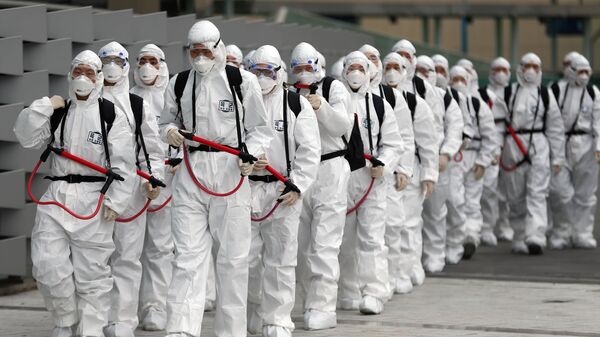 جنود من كوريا الجنوبية يرتدون أزياء واقية خاصة خلال تنفيذ اجراءات الوقاية للحد من انتشار فيروس كورونا COVID-19 في كوريا الجنوبية، 29 فبراير 2020 - سبوتنيك عربي
