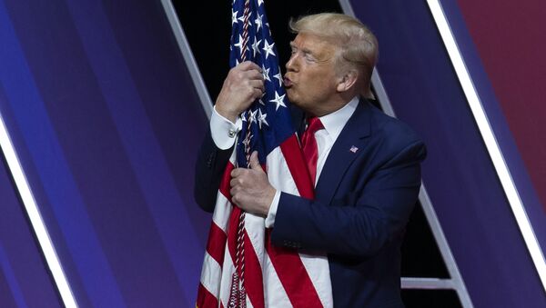 الرئيس دونالد ترامب يقبل علم الولايات المتحدة بعد إلقاء كلمة في مؤتمر العمل السياسي المحافظ في قاعة هاربور الوطنية، في أوكسون هيل، الولايات المتحدة 29 فبراير 2020 - سبوتنيك عربي