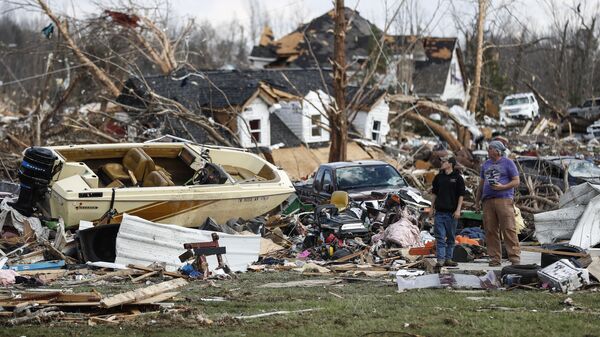 رجلان يتفقدان منزلا دمره إعصار في ولاية تينيسي، الولايات المتحدة 3 مارس 2020 - سبوتنيك عربي