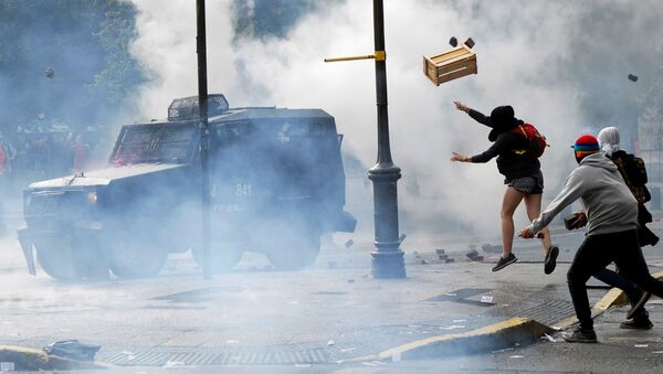اشتباكات بين المتظاهرين والشرطة خلال احتجاجات ضد ارتفاع تكاليف المعيشة في كونسيبسيون، تشيلي 2 مارس 2020 - سبوتنيك عربي