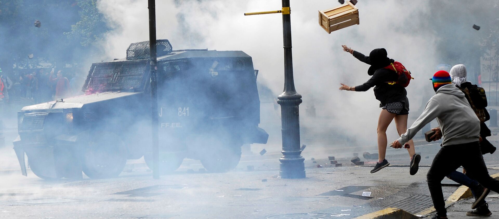 اشتباكات بين المتظاهرين والشرطة خلال احتجاجات ضد ارتفاع تكاليف المعيشة في كونسيبسيون، تشيلي 2 مارس 2020 - سبوتنيك عربي, 1920, 19.10.2020