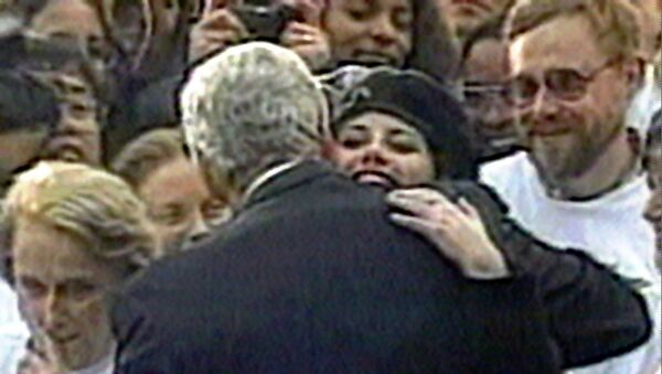 الرئيس الأمريكي بيل كلينتون يعانق مونيكا لوينسكي، 6 نوفمبر/ تشرين الثاني 1996 - سبوتنيك عربي
