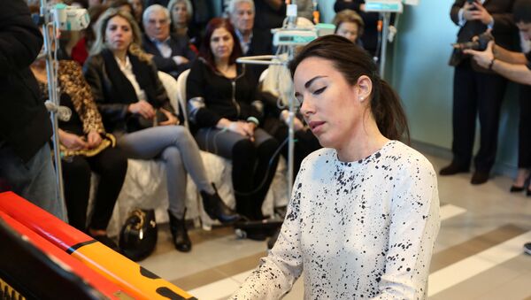 عازفة البيانو الإيطالية جلوريا كامبانر تعزف على البيانو خلال حفل موسيقي لمرضى السرطان في المركز الطبي بالجامعة الأمريكية في بيروت - سبوتنيك عربي