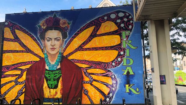 الرسامة المكسيكية فريدا كاهلو مرسومة على جدار في حي بيلسن في مدينة شيكاغو الأمريكية - سبوتنيك عربي