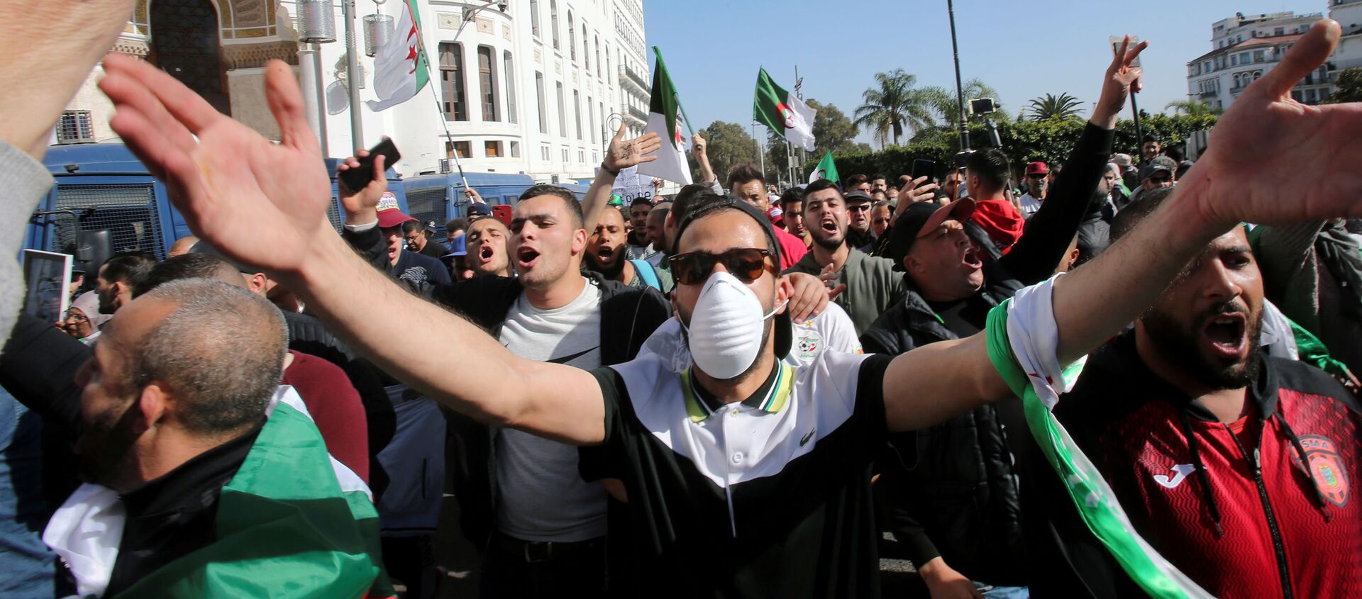 متظاهر يرتدي قناع الوجه خلال احتجاج مناهض للحكومة في الجزائر العاصمة - سبوتنيك عربي, 1920, 04.09.2020