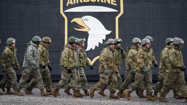 طلاب عسكريون في مدرسة الهجوم الجوي التابعة للجيش الأمريكي يسيرون إلى فصل دراسي في فورت كامبل - سبوتنيك عربي