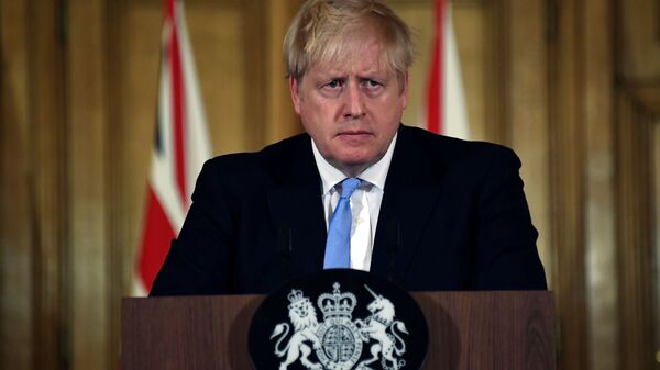 رئيس الوزراء البريطاني بوريس جونسون خلال مؤتمر صحفي حول فيروس كورونا في داوننغ ستريت في لندن - سبوتنيك عربي
