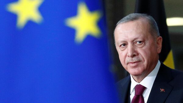 الرئيس التركي رجب طيب أردوغان في اجتماع مع رئيس مجلس الاتحاد الأوروبي تشارلز ميشيل في بروكسل - سبوتنيك عربي