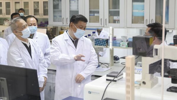 الرئيس الصيني شي جين بينغ يرتدي كمامة واقية من فيروس كورونا خلال حديثه مع أحد أعضاء الفريق الطبي في أثناء زيارته لأكاديمية العلوم الطبية العسكرية في بكين  - سبوتنيك عربي