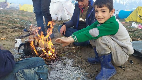 لاجئون سوريون على الحدود التركية، مارس 2020 - سبوتنيك عربي